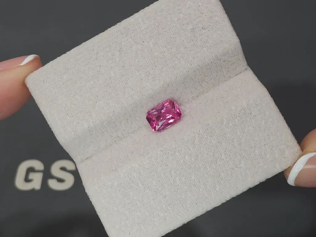 Шпинель Махенге Vivid Pink в огранке радиант 1,08  карата, Танзания  Изображение №4
