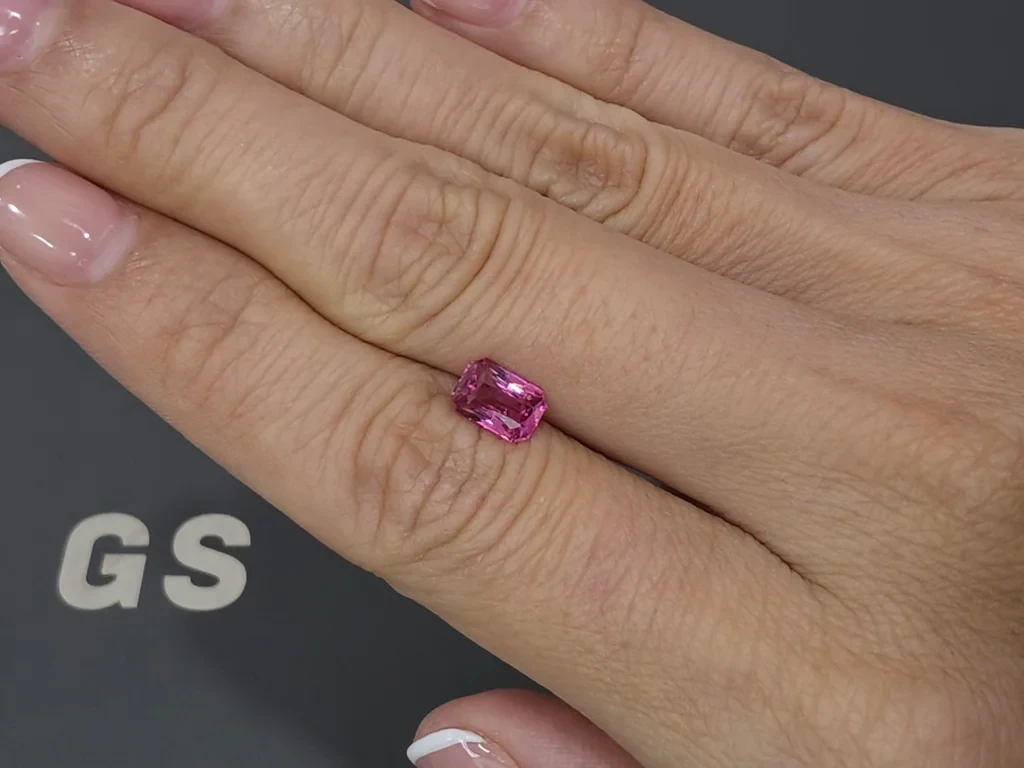 Шпинель Махенге Vivid Pink в огранке радиант 1,08  карата, Танзания  Изображение №2