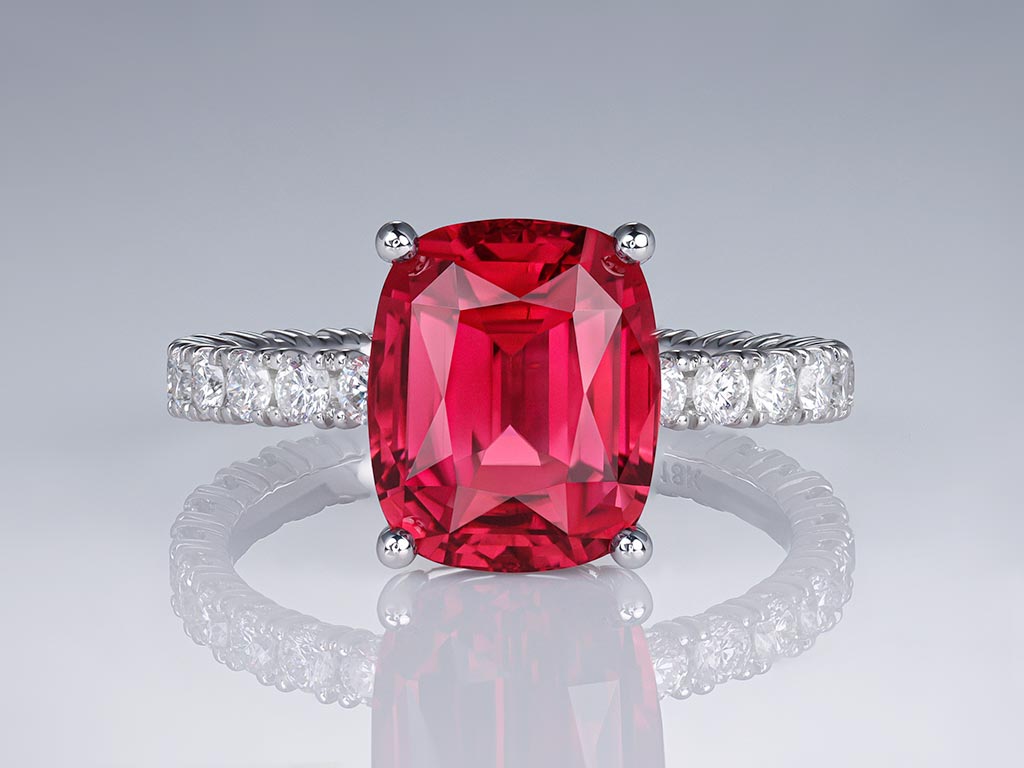 Кольцо с розовато-красным турмалином 4,30 карата и бриллиантами в белом золоте 750 пробы Изображение №1