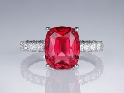 Кольцо с розовато-красным турмалином 4,30 карата и бриллиантами в белом золоте 750 пробы photo