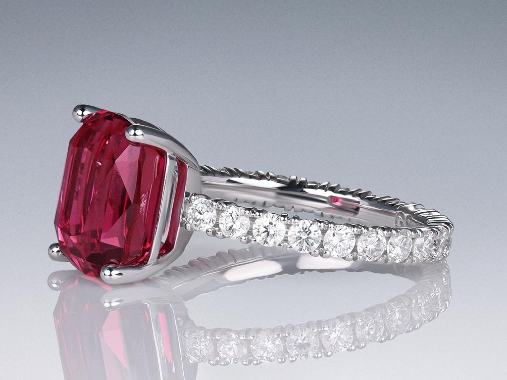 Кольцо с розовато-красным турмалином 4,30 карата и бриллиантами в белом золоте 750 пробы Изображение №3
