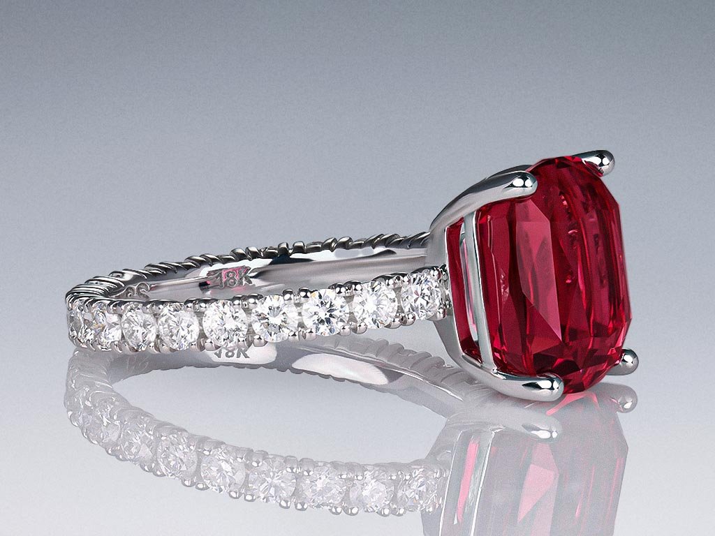 Кольцо с розовато-красным турмалином 4,30 карата и бриллиантами в белом золоте 750 пробы Изображение №2