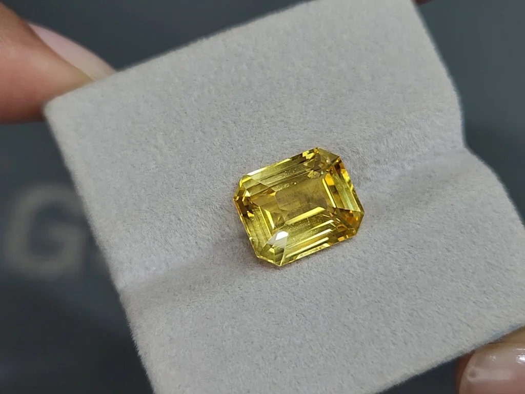 Негретый сапфир Vivid Yellow в огранке октагон 7,07 карат, Шри-Ланка Изображение №4