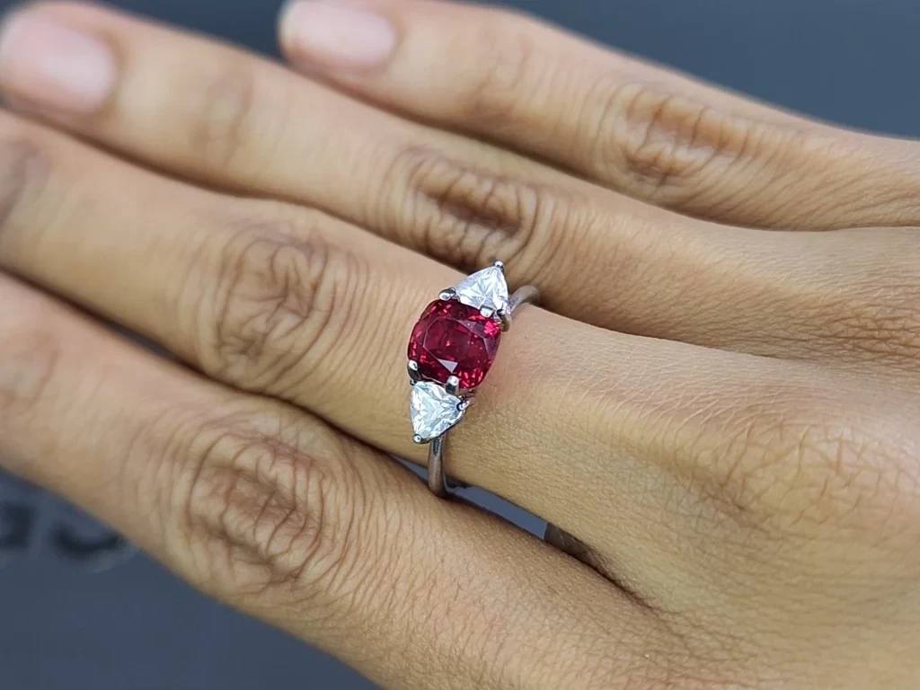 Рубин Pigeon Blood в огранке кушон 2,67 карат, Мозамбик Изображение №5
