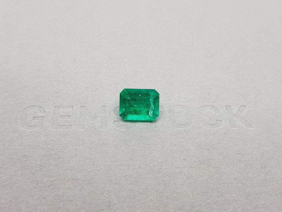 Яркий колумбийский изумруд Vivid Green в огранке октагон 1,66 карат Изображение №1