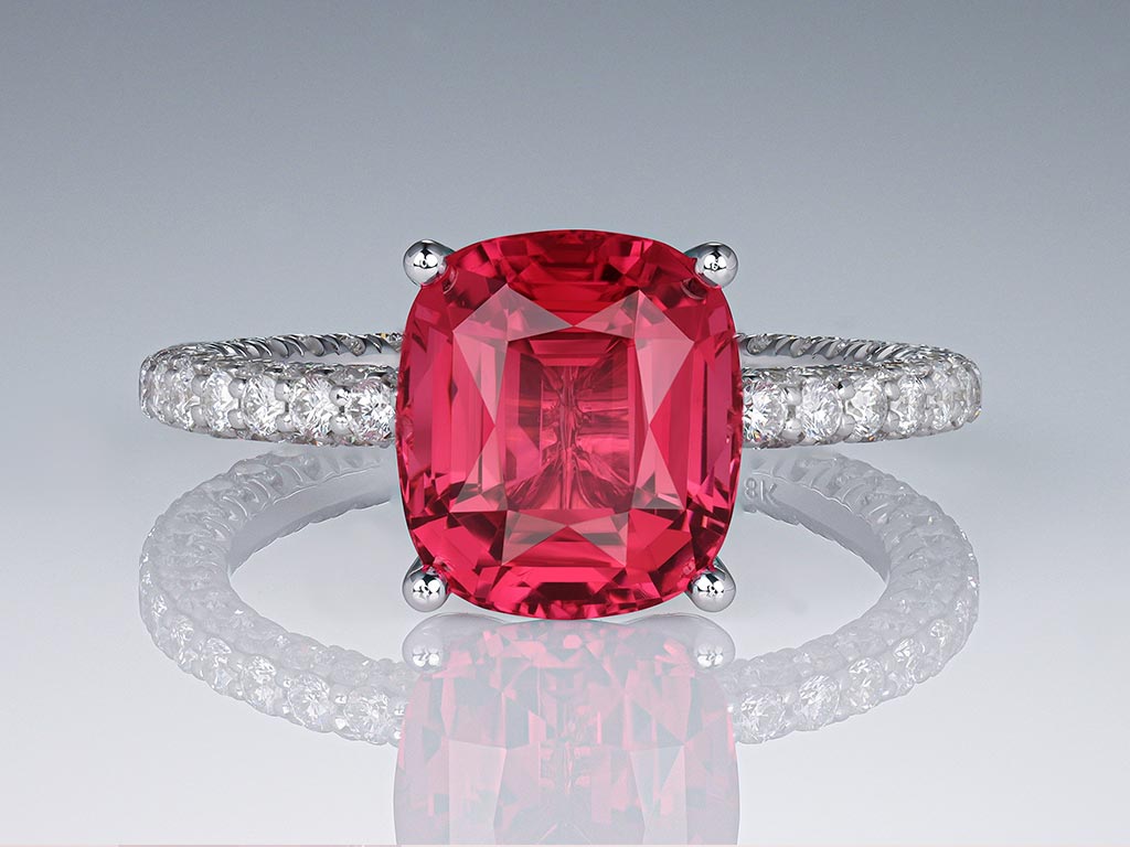 Кольцо с розовато-красным турмалином 3,63 карата и бриллиантами в белом золоте 750 пробы Изображение №1