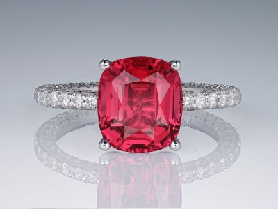 Кольцо с розовато-красным турмалином 3,63 карата и бриллиантами в белом золоте 750 пробы photo