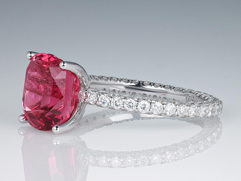 Кольцо с розовато-красным турмалином 3,63 карата и бриллиантами в белом золоте 750 пробы Изображение №3