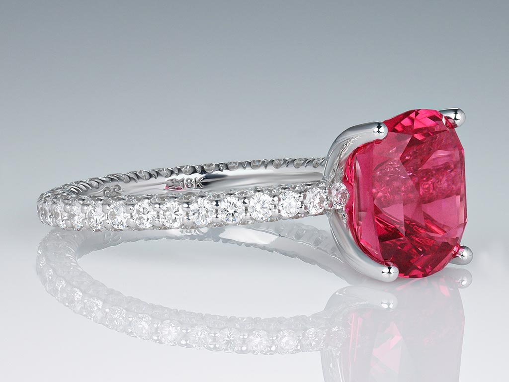 Кольцо с розовато-красным турмалином 3,63 карата и бриллиантами в белом золоте 750 пробы Изображение №2