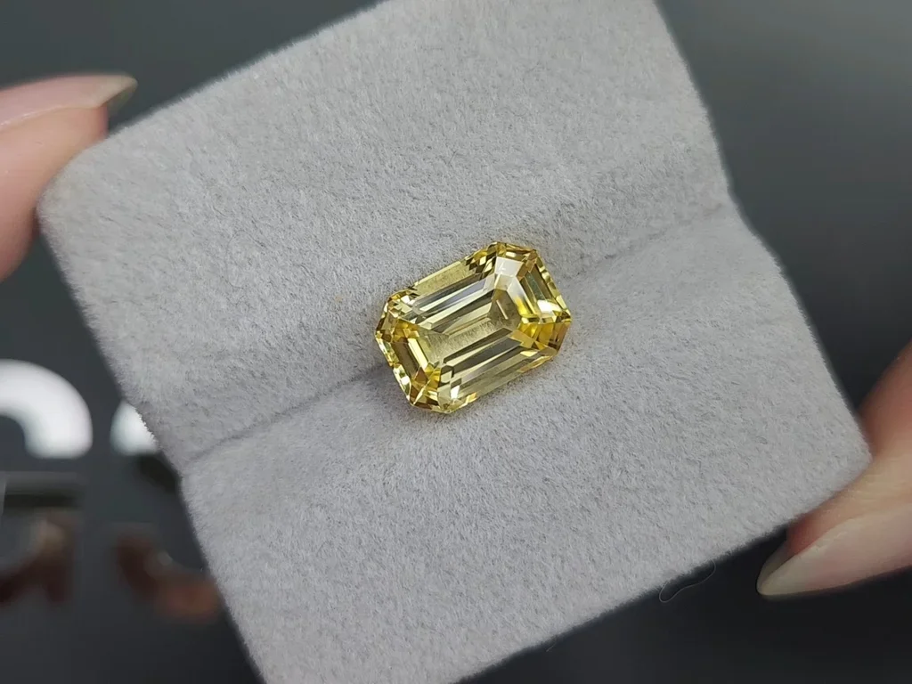 Негретый  сапфир Intense Yellow в огранке октагон 6,01 карата, Шри-Ланка Изображение №4