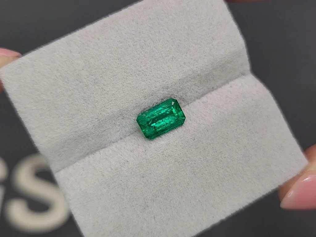 Изумруд Vivid Green в огранке октагон 1,23 карата, Панджшер Изображение №4