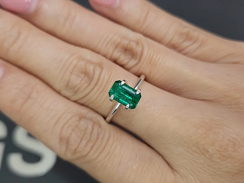 Изумруд Vivid Green в огранке октагон 1,23 карата, Панджшер Изображение №5