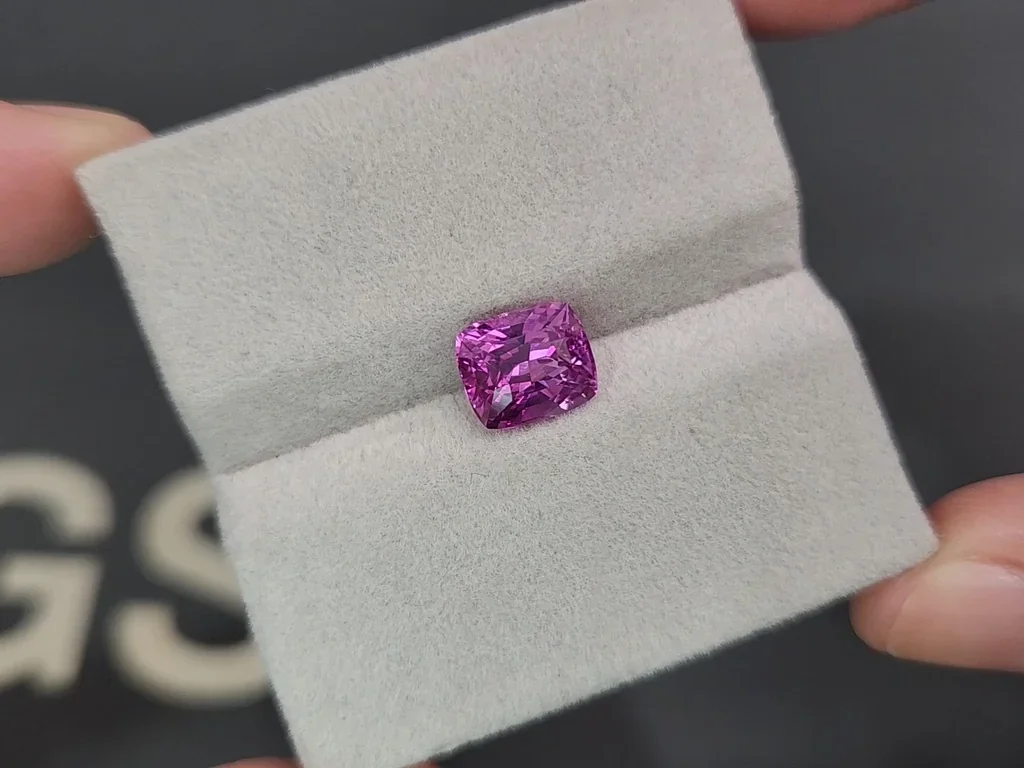 Сапфир Vivid pink в огранке кушон 3,03 карата, Шри-Ланка Изображение №4