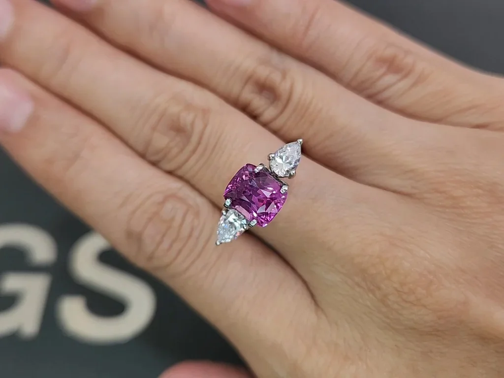 Сапфир Vivid pink в огранке кушон 3,03 карата, Шри-Ланка Изображение №5