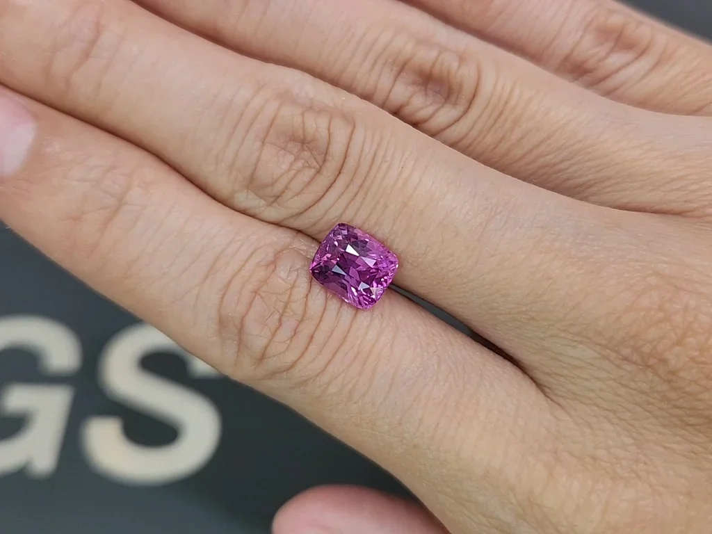 Сапфир Vivid pink в огранке кушон 3,03 карата, Шри-Ланка Изображение №2