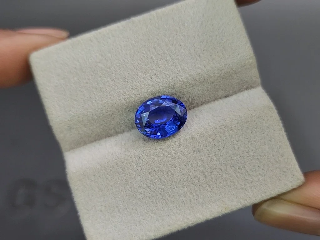 Негретый сапфир Royal Blue в огранке овал 3,23 карат, Шри-Ланка Изображение №4