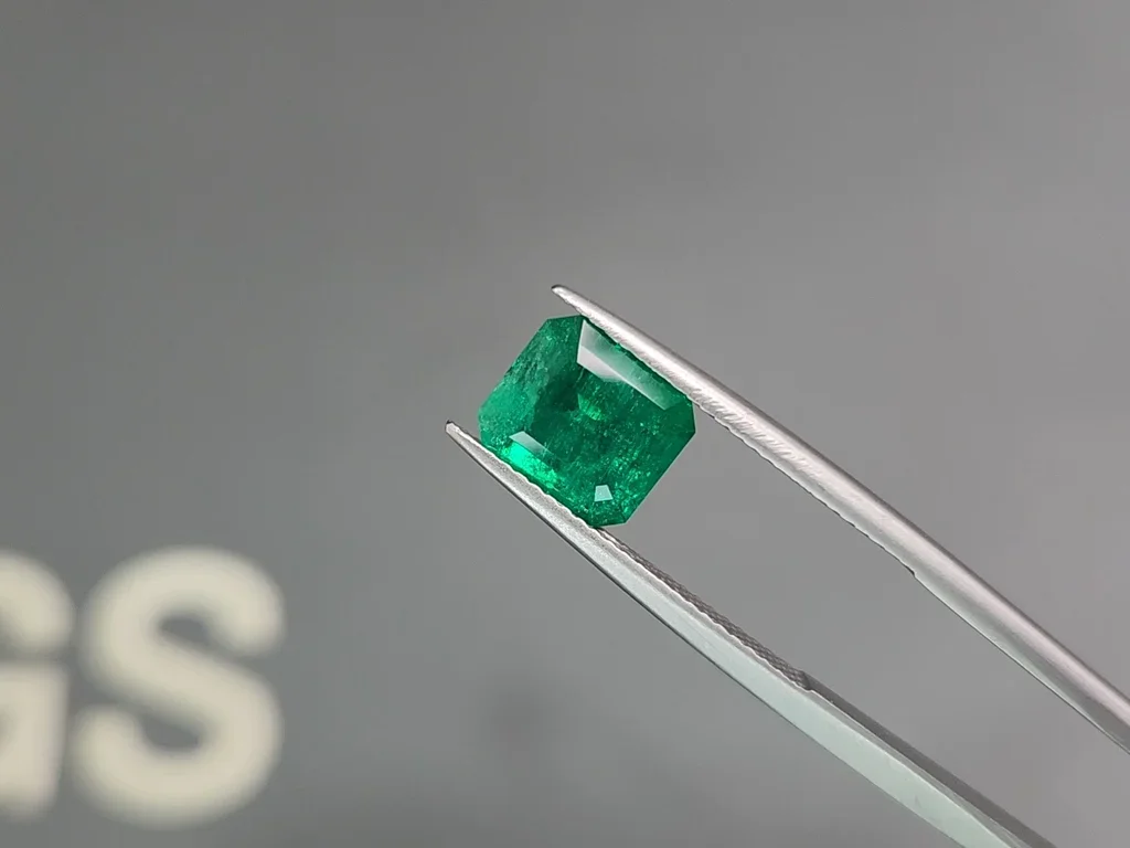 Колумбийский изумруд цвета Muzo Green в огранке октагон 1,94 карат Изображение №3