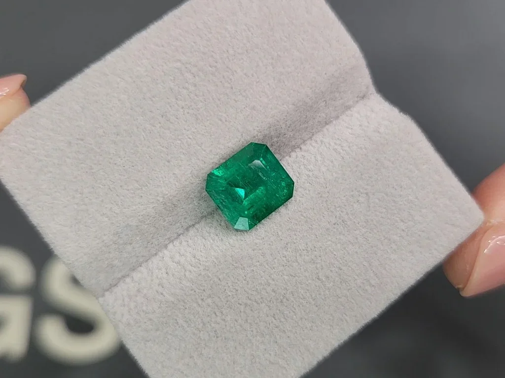 Колумбийский изумруд цвета Muzo Green в огранке октагон 1,94 карат Изображение №4
