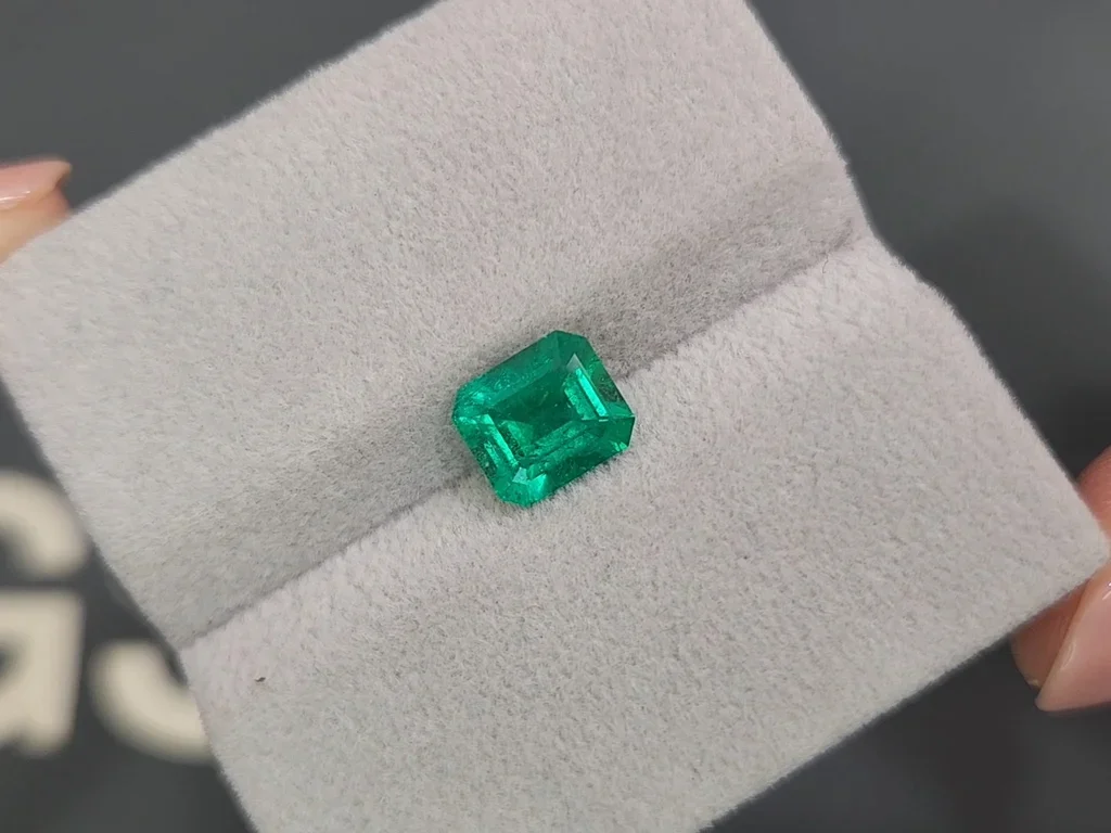 Изумруд Vivid Green из Колумбии в огранке октагон 1,49 карат Изображение №4