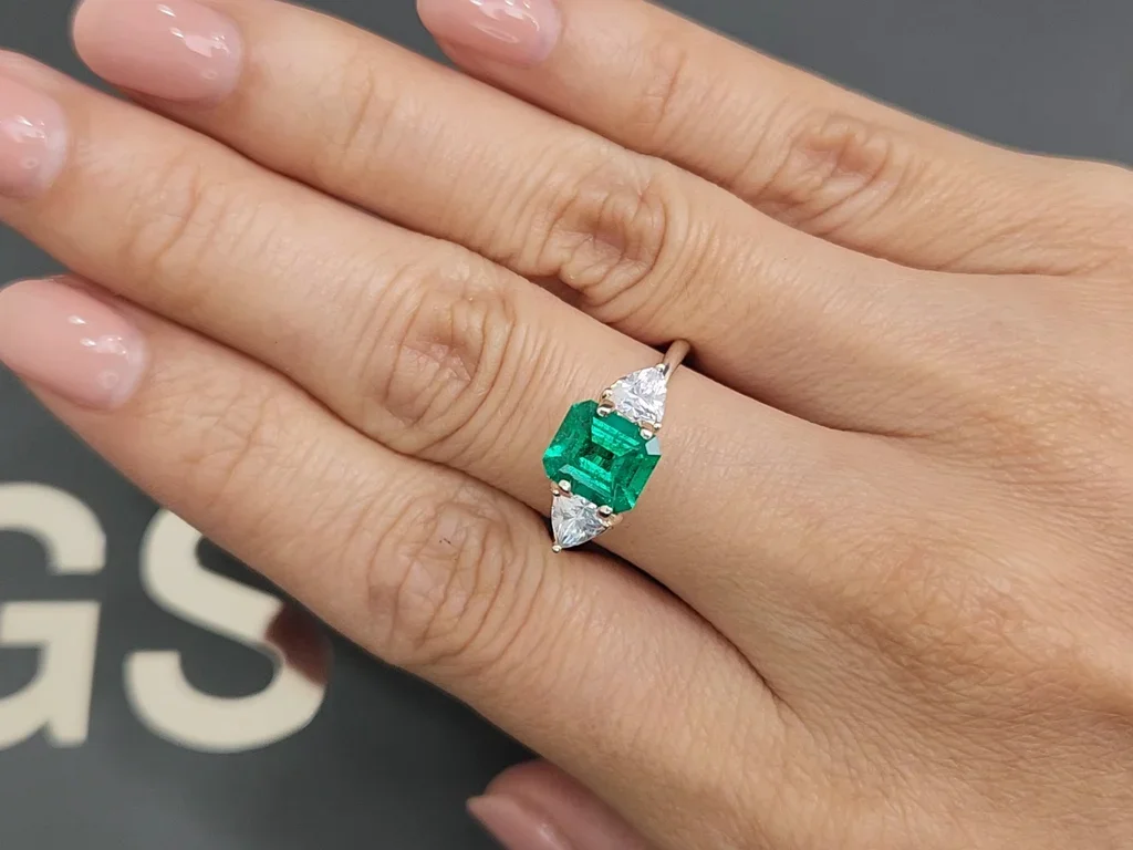 Изумруд Vivid Green из Колумбии в огранке октагон 1,49 карат Изображение №5
