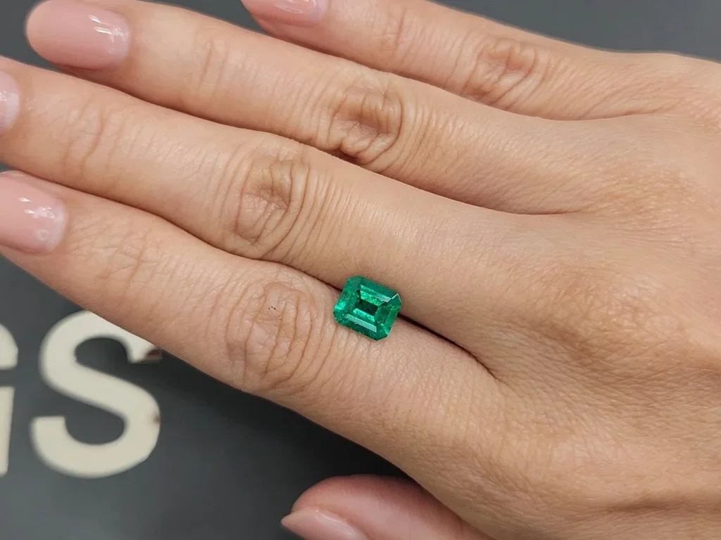 Изумруд Vivid Green из Колумбии в огранке октагон 1,49 карат Изображение №2