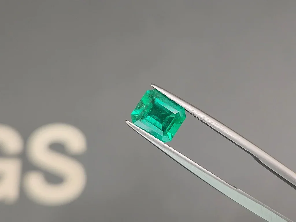 Изумруд Vivid Green из Колумбии в огранке октагон 1,49 карат Изображение №3
