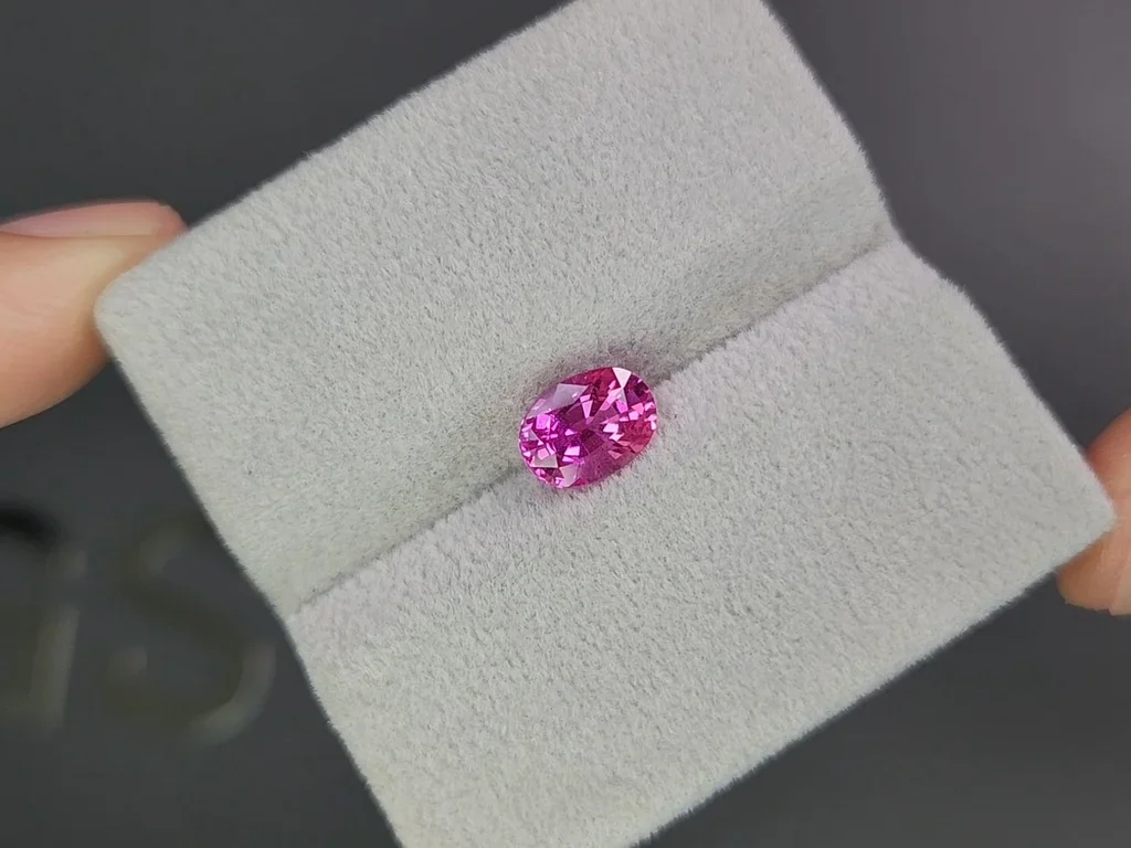  Розовый сапфир Hot pink в огранке овал 1,71 карата, Шри-Ланка Изображение №4