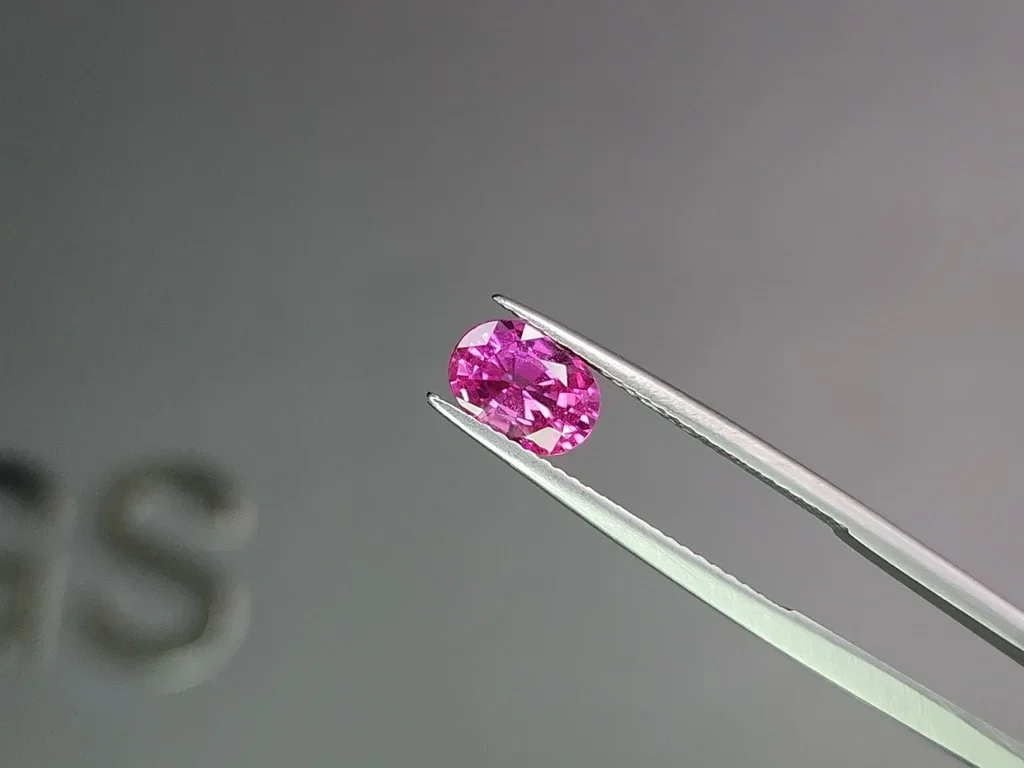  Розовый сапфир Hot pink в огранке овал 1,71 карата, Шри-Ланка Изображение №3