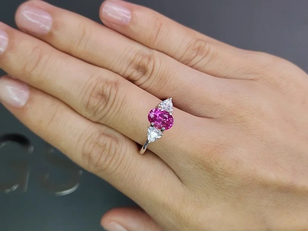  Розовый сапфир Hot pink в огранке овал 1,71 карата, Шри-Ланка Изображение №5