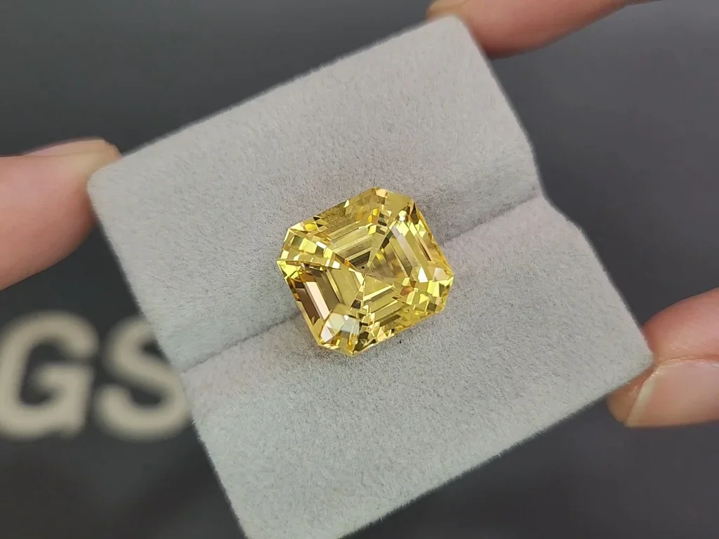 Негретый желтый Golden сапфир в огранке радиант 15,90 карат, Шри-Ланка Изображение №4