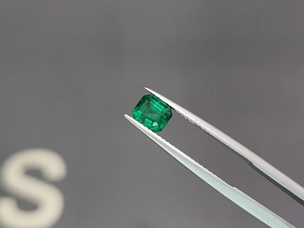 Изумруд Vivid Green в огранке ашер 0,99 карата, Панджшер Изображение №3