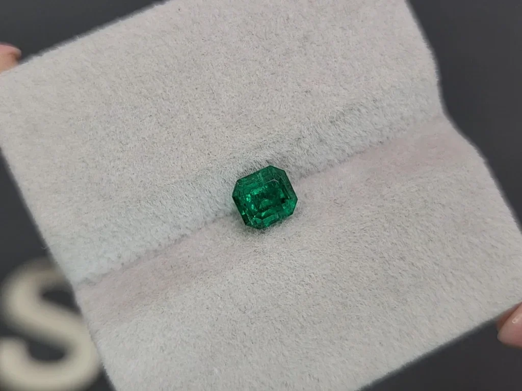 Изумруд Vivid Green в огранке ашер 0,99 карата, Панджшер Изображение №4