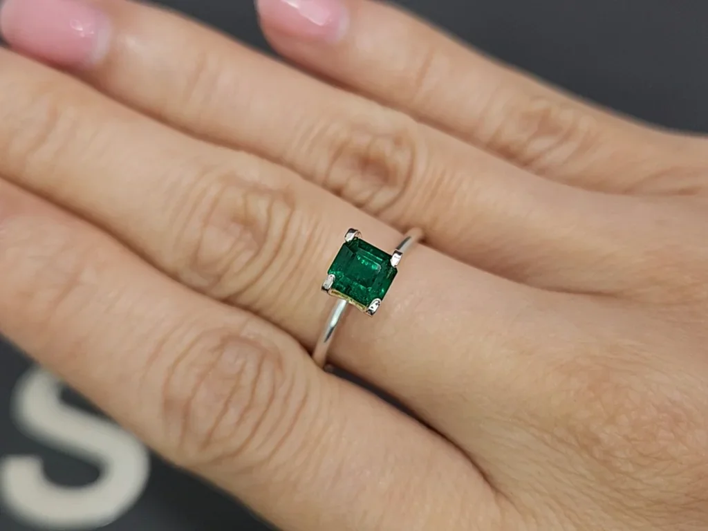 Изумруд Vivid Green в огранке ашер 0,99 карата, Панджшер Изображение №5