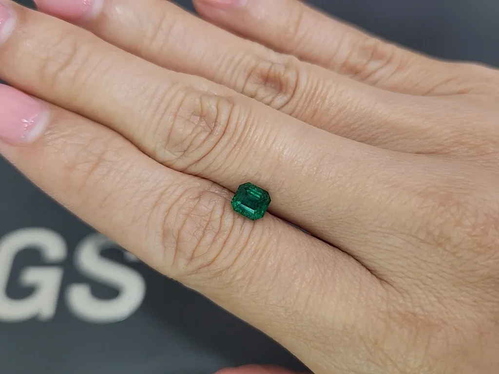 Изумруд Vivid Green в огранке ашер 0,99 карата, Панджшер Изображение №2