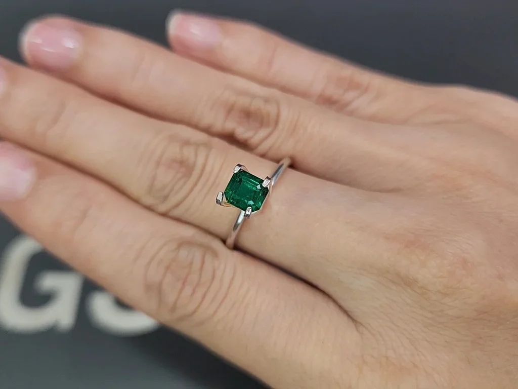 Изумруд Vivid Green в огранке ашер 0,99 карата, Панджшер Изображение №5