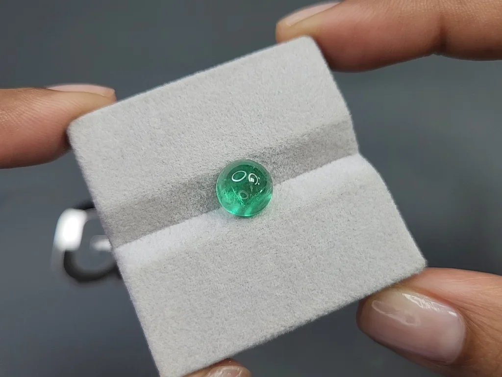 Изумруд  Intense Green в огранке кабошон 2,91 карата, Россия Изображение №4