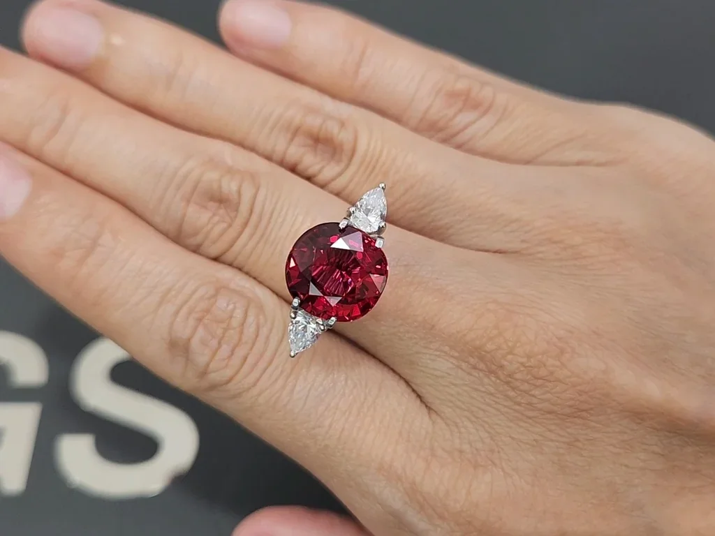Шпинель Vivid Red в огранке кушон 7,03 карат, Вьетнам Изображение №5