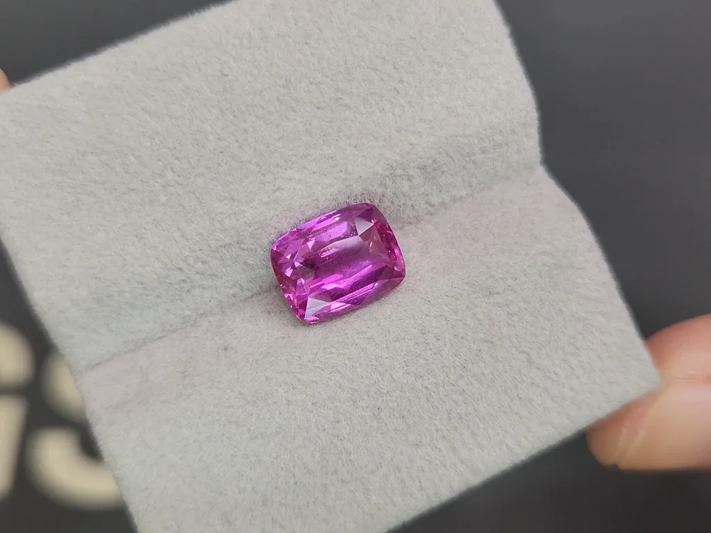 Негретый сапфир Vivid Pink в огранке кушон 3,54 карата, Шри-Ланка  Изображение №4
