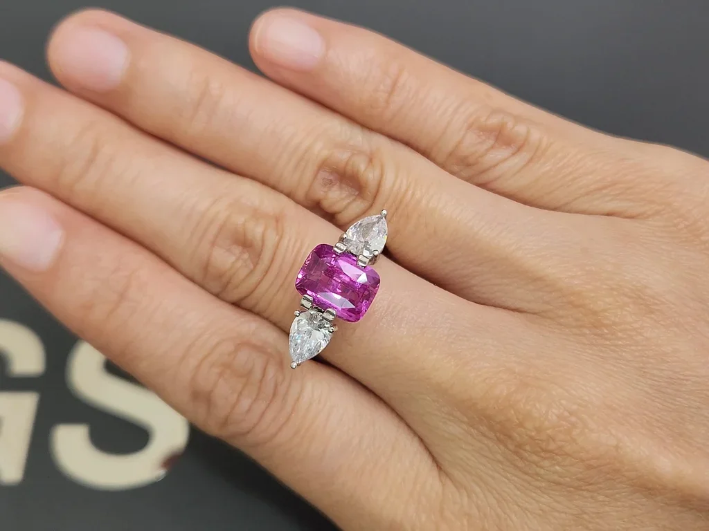 Негретый сапфир Vivid Pink в огранке кушон 3,54 карата, Шри-Ланка  Изображение №5