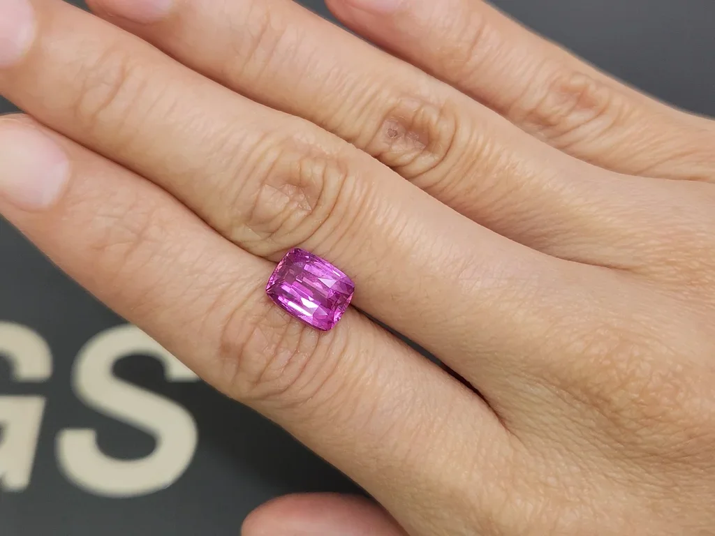 Негретый сапфир Vivid Pink в огранке кушон 3,54 карата, Шри-Ланка  Изображение №2