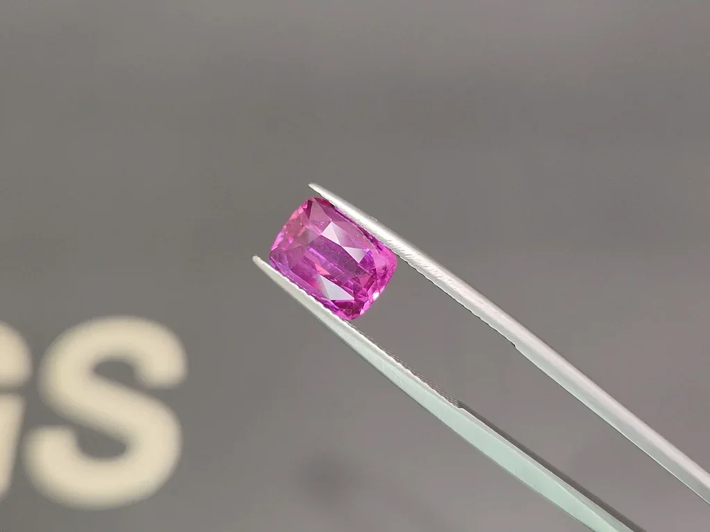 Негретый сапфир Vivid Pink в огранке кушон 3,54 карата, Шри-Ланка  Изображение №3