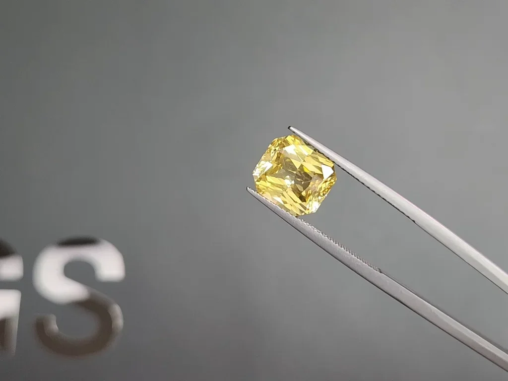 Негретый сапфир Intense Yellow в огранке радиант 5,02 карат, Шри-Ланка Изображение №3