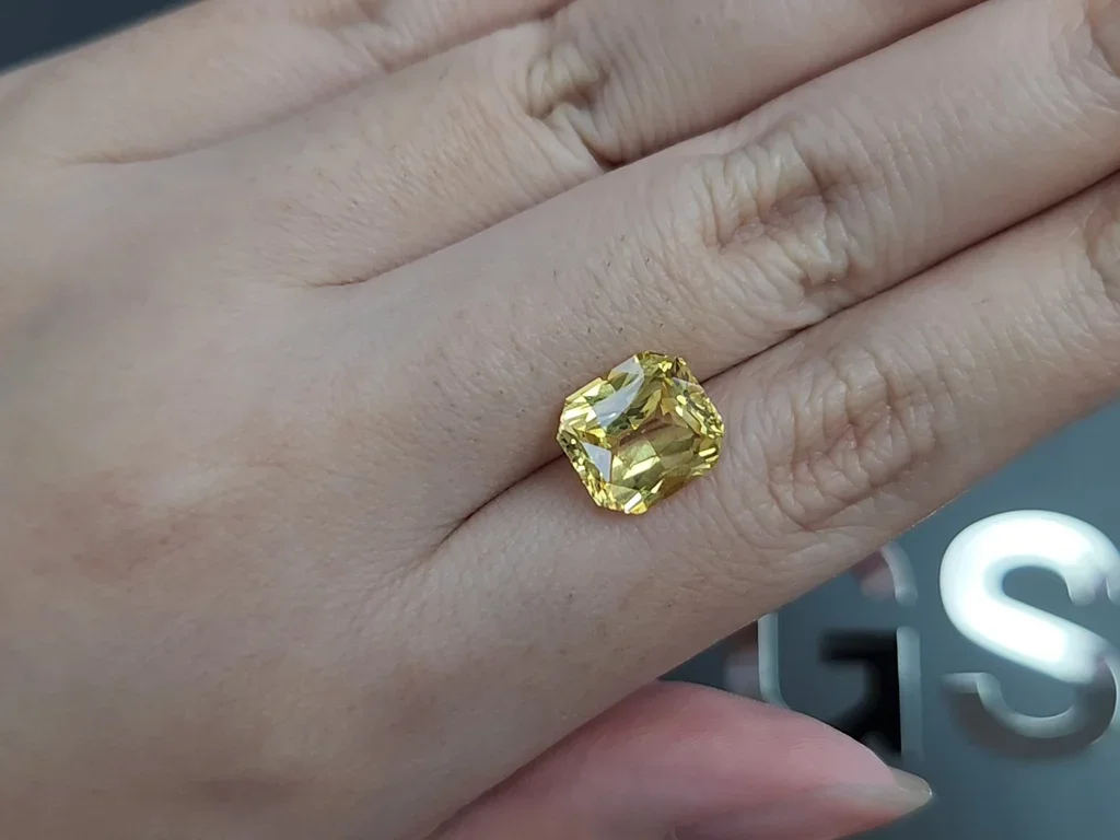 Негретый сапфир Intense Yellow в огранке радиант 5,02 карат, Шри-Ланка Изображение №2