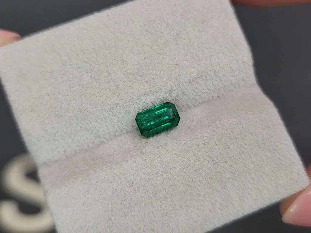 Изумруд Vivid Green в огранке октагон 0,98 карата, Панджшер Изображение №4