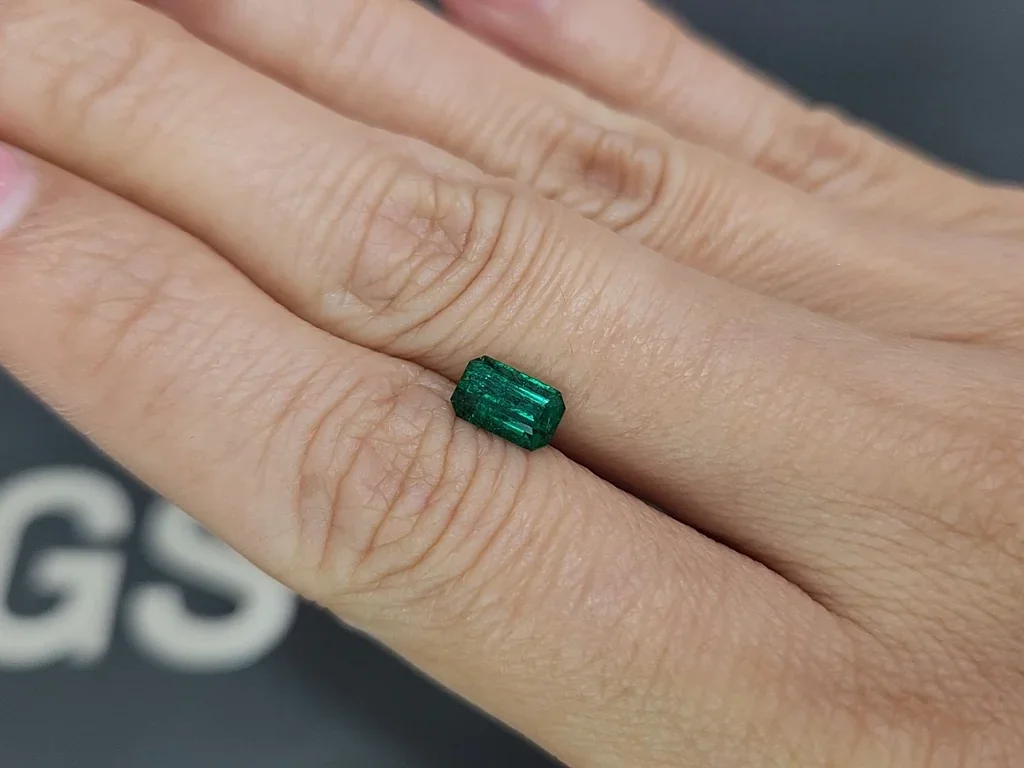 Изумруд Vivid Green в огранке октагон 0,98 карата, Панджшер Изображение №2