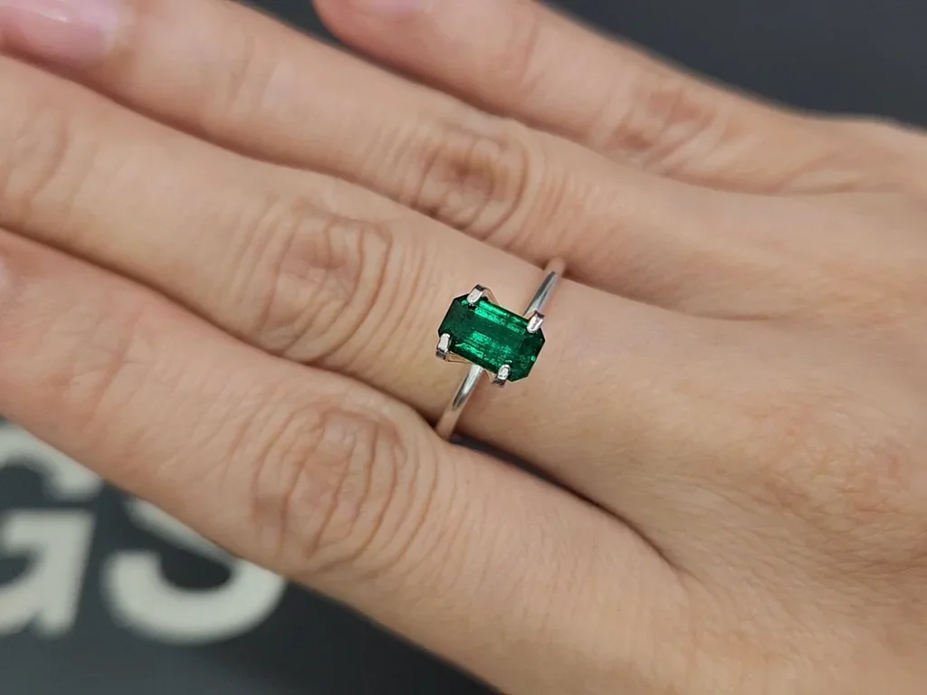Изумруд Vivid Green в огранке октагон 0,98 карата, Панджшер Изображение №5
