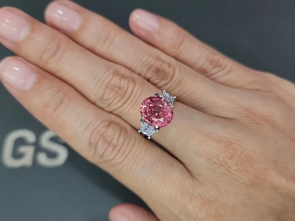 Оранжево-розовая шпинель в огранке овал 4,61 карат, Танзания Изображение №5