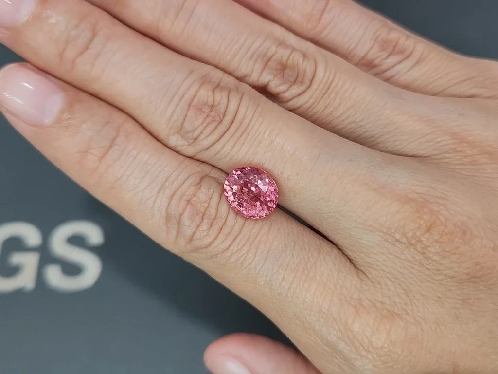 Оранжево-розовая шпинель в огранке овал 4,61 карат, Танзания Изображение №2
