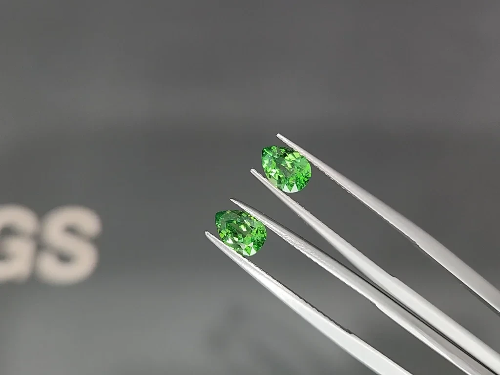 Пара цаворитов Vivid Green в огранке груша 1,57 карат, Танзания  Изображение №3