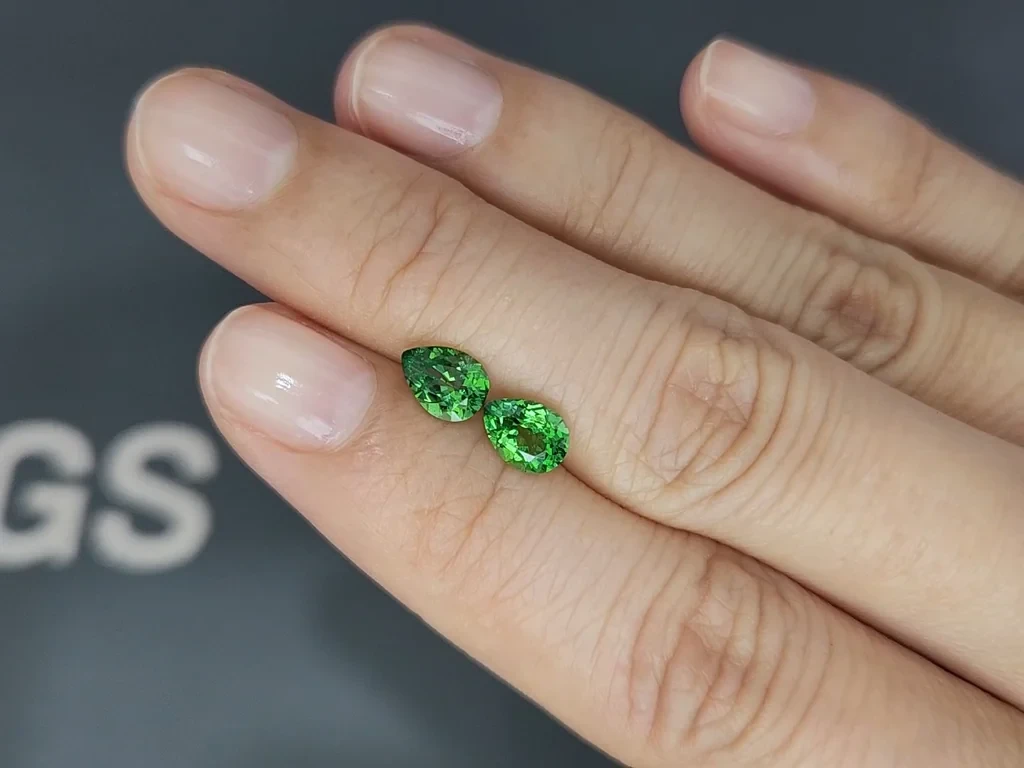Пара цаворитов Vivid Green в огранке груша 1,57 карат, Танзания  Изображение №2